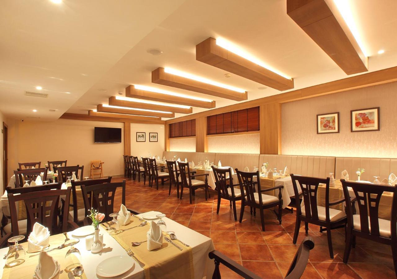 Hotel Crystal Plaza Kochi エクステリア 写真
