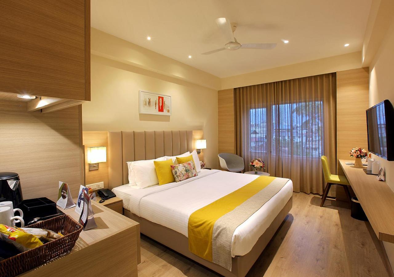 Hotel Crystal Plaza Kochi エクステリア 写真